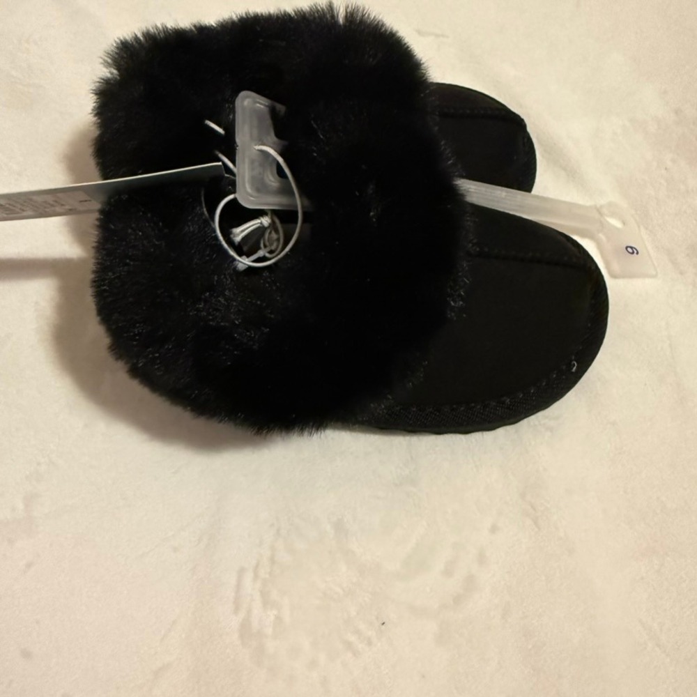 Cat & Jack Kids Piper Faux Fur Slippers Black Booties Size 6 NWT
